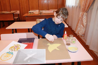 В рамках подготовки к Дню России дети изготовили герб Кармаскалинского района из природного материалаJPG