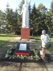 Волонтеры ухаживали за территорией памятника Родина Матьjpg