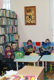 Работники библиотеки организовали для детей выставку журналов